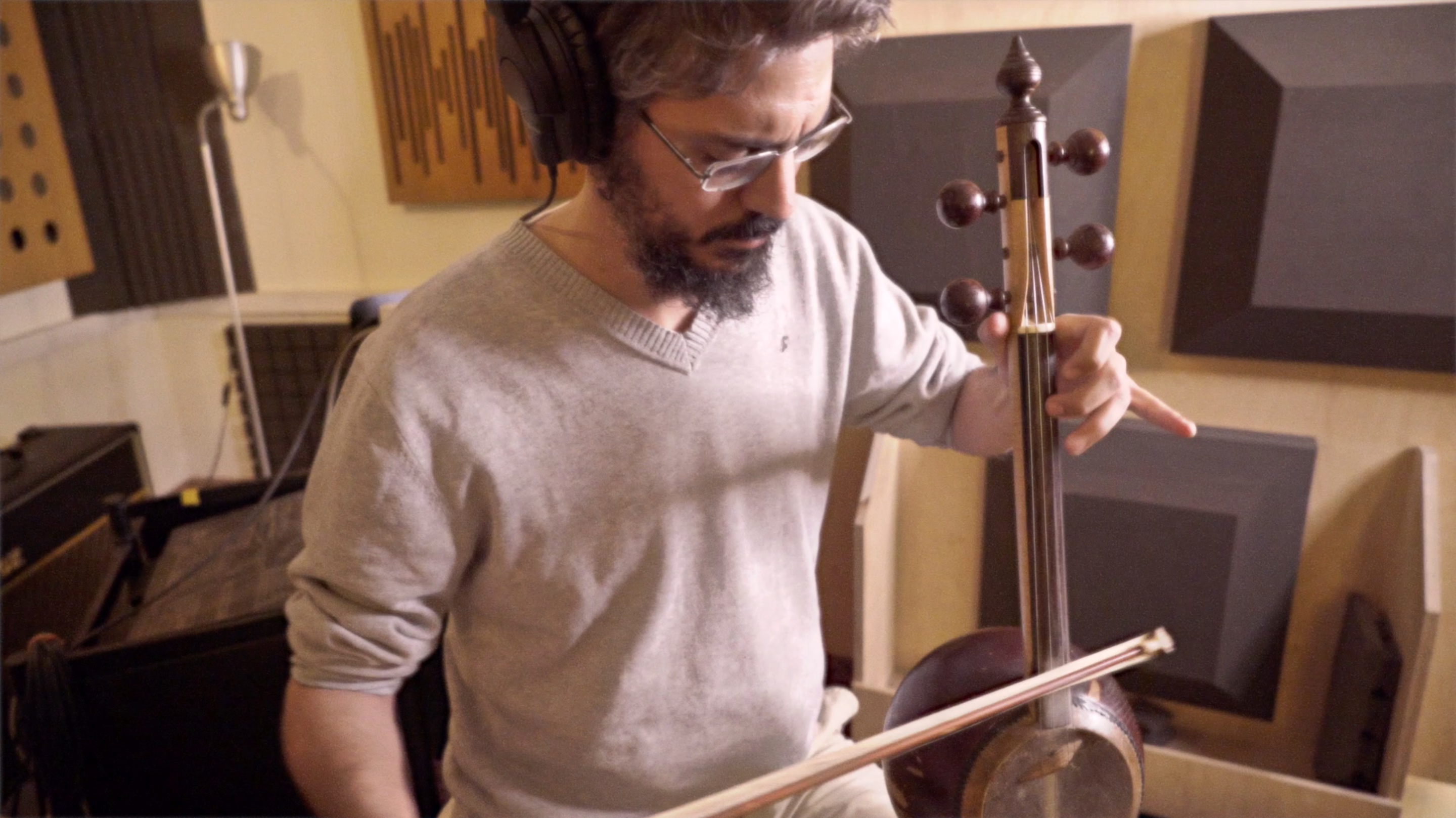 The sounds of the kamancheh & violin by Gio Israel
